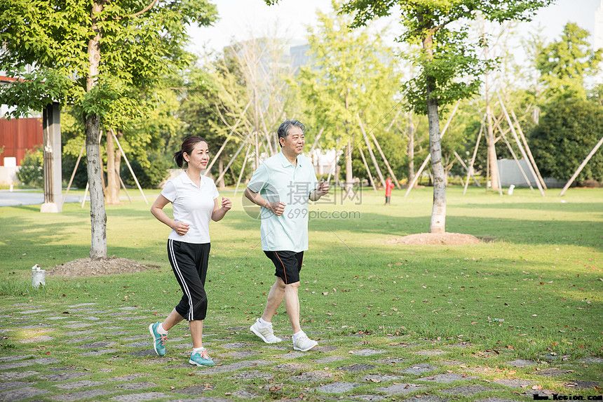 老人爱扮靓　健康更长寿